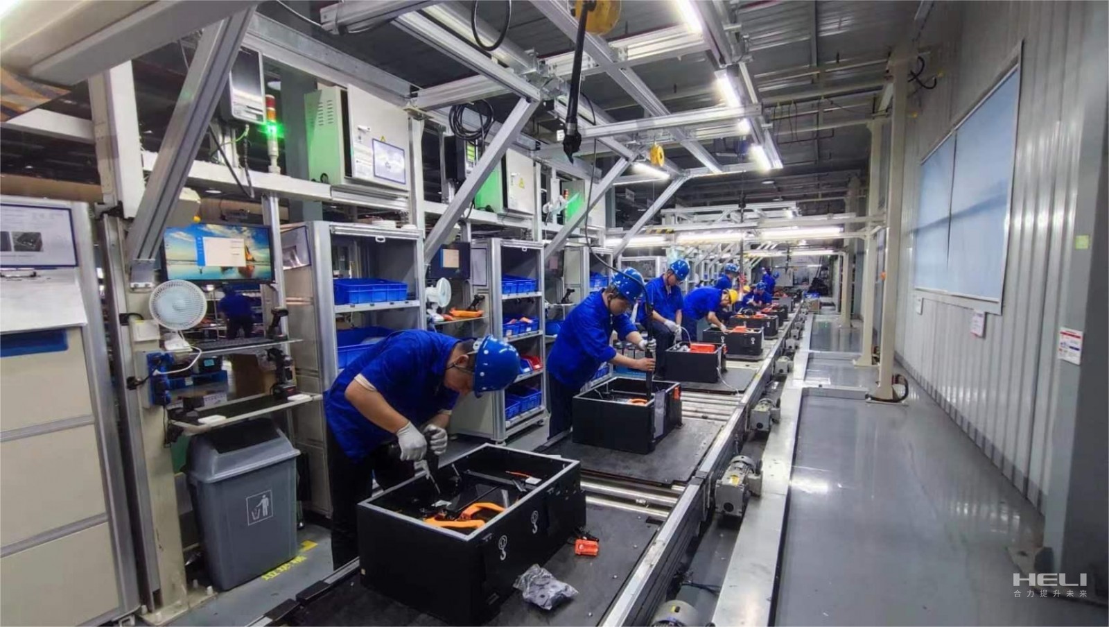 緊張有序的PACK組裝線.jpg 緊張有序的PACK組裝線.jpg