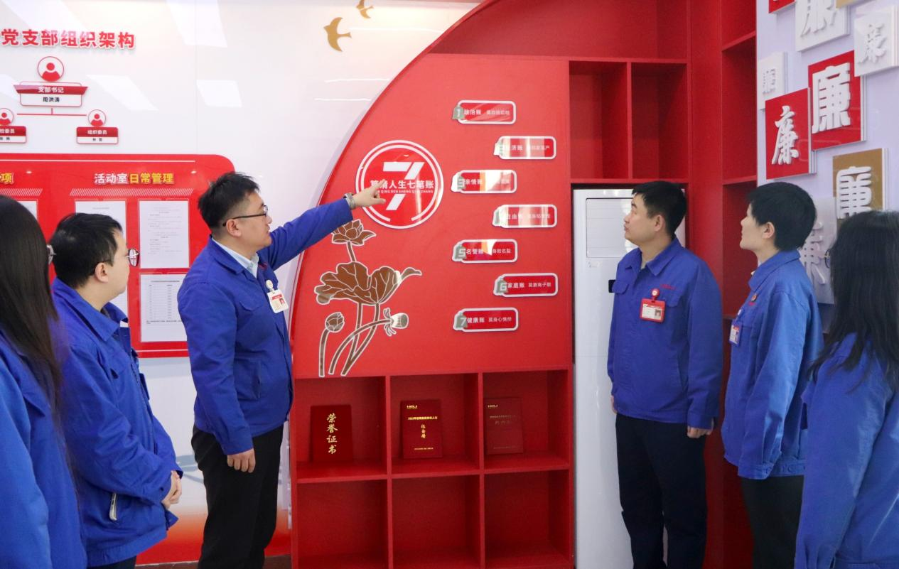 參觀黨員活動(dòng)室1.png 參觀黨員活動(dòng)室1.png