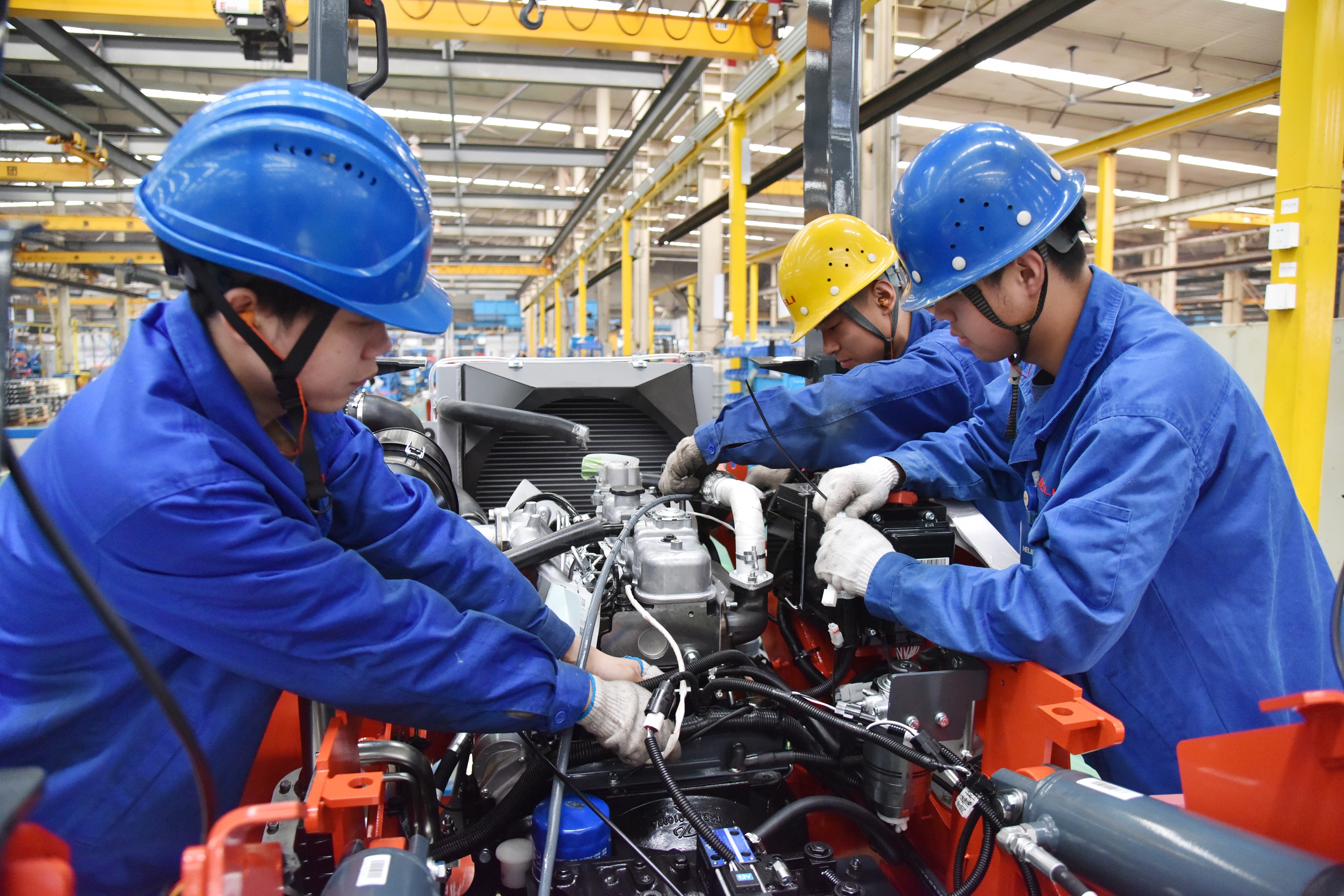 7.大噸位車型裝配現(xiàn)場.jpg 7.大噸位車型裝配現(xiàn)場.jpg