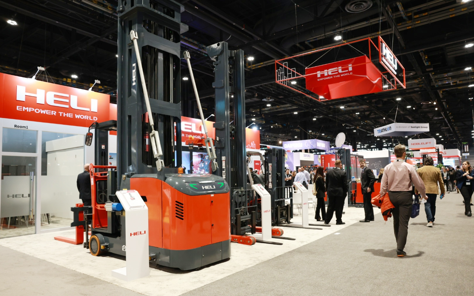 8.新產(chǎn)品窄巷道三向叉車亮相今年ProMAT芝加哥展覽.png 8.新產(chǎn)品窄巷道三向叉車亮相今年ProMAT芝加哥展覽.png