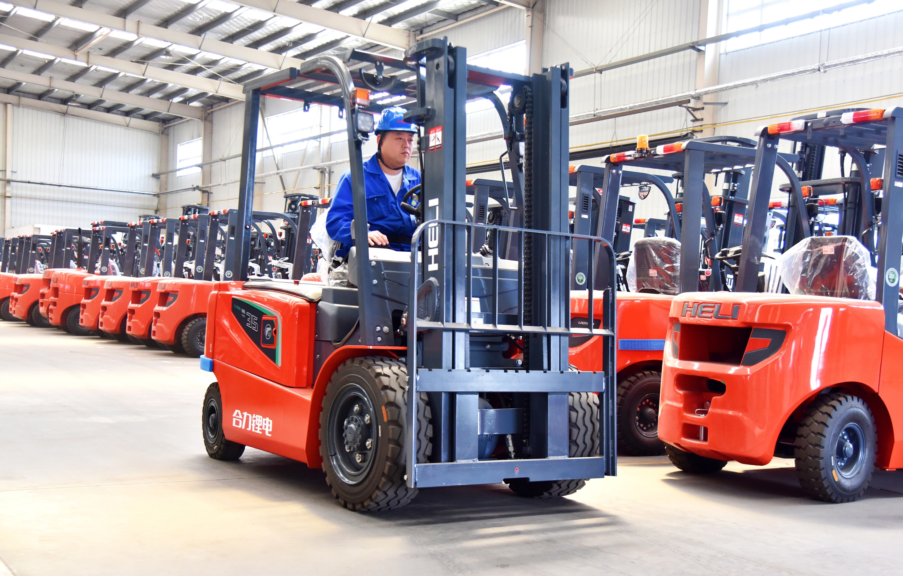 9.新能源產(chǎn)品H4鋰電叉車.jpg 9.新能源產(chǎn)品H4鋰電叉車.jpg