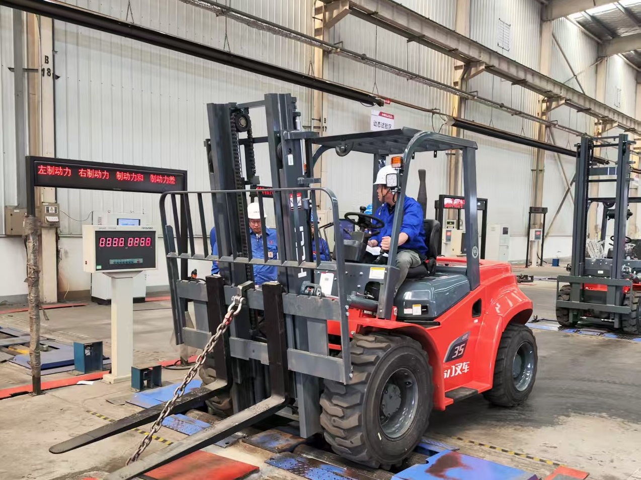 圖5 經(jīng)濟(jì)型越野車(chē)總部專(zhuān)家指導(dǎo) 左1圖.jpg