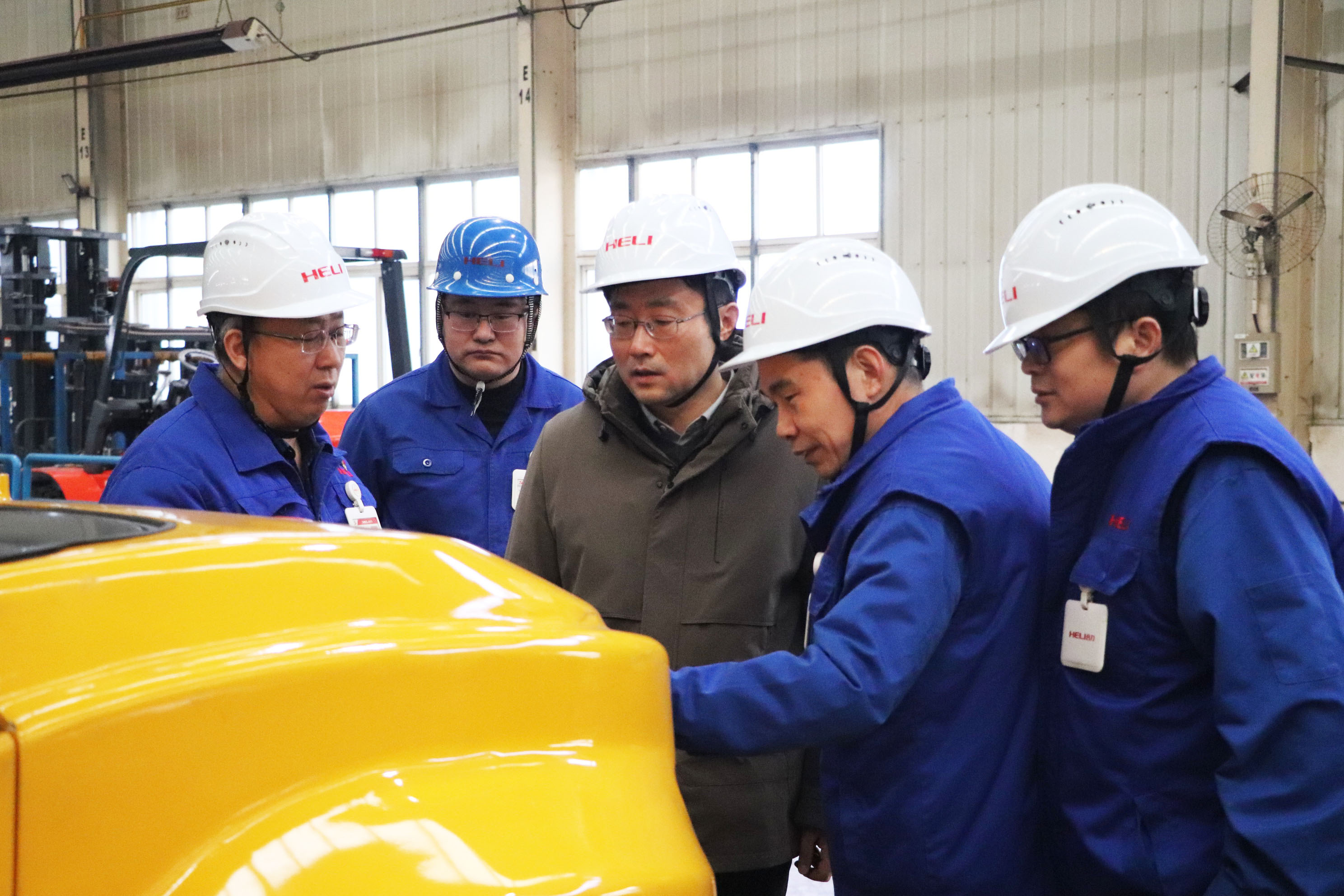 周齊齊一行深入盤錦合力生產(chǎn)現(xiàn)場(chǎng)指導(dǎo)調(diào)研 拷貝.jpg 周齊齊一行深入盤錦合力生產(chǎn)現(xiàn)場(chǎng)指導(dǎo)調(diào)研 拷貝.jpg