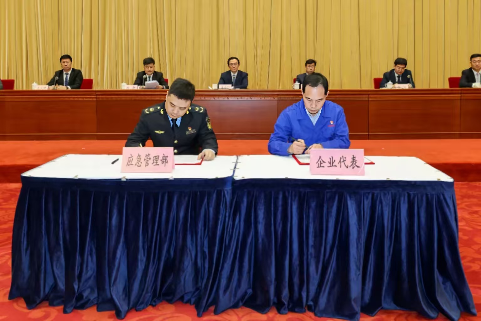 簽訂安全生產(chǎn)責任狀.jpg 簽訂安全生產(chǎn)責任狀.jpg